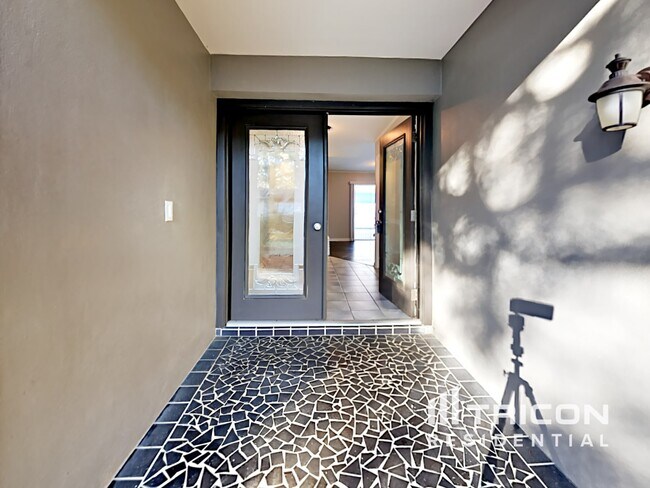 Building Photo - 7102 Woodfield Dr