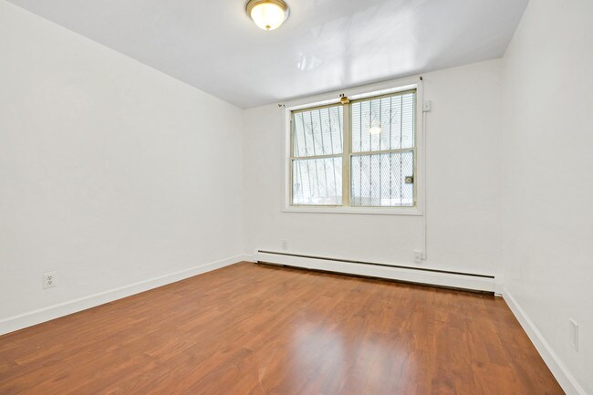 Building Photo - 1038 Tiffany St