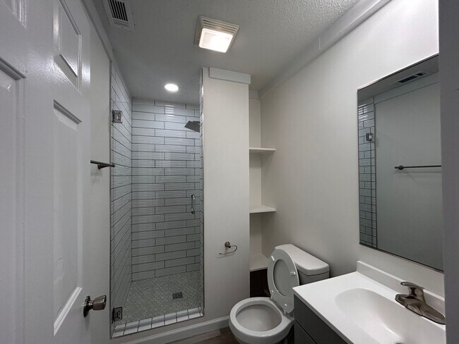 Building Photo - 308 W Kivett St