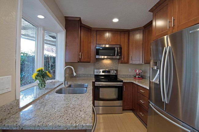 Building Photo - Desirable Villa de Los Gatos Townhome  w/ ...