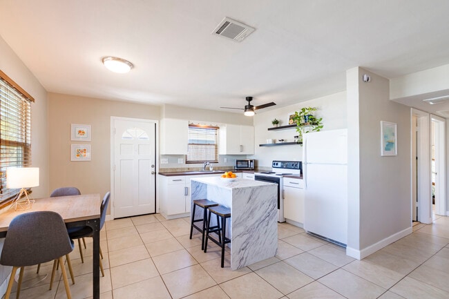 Eat in Kitchen - 539 Bay St