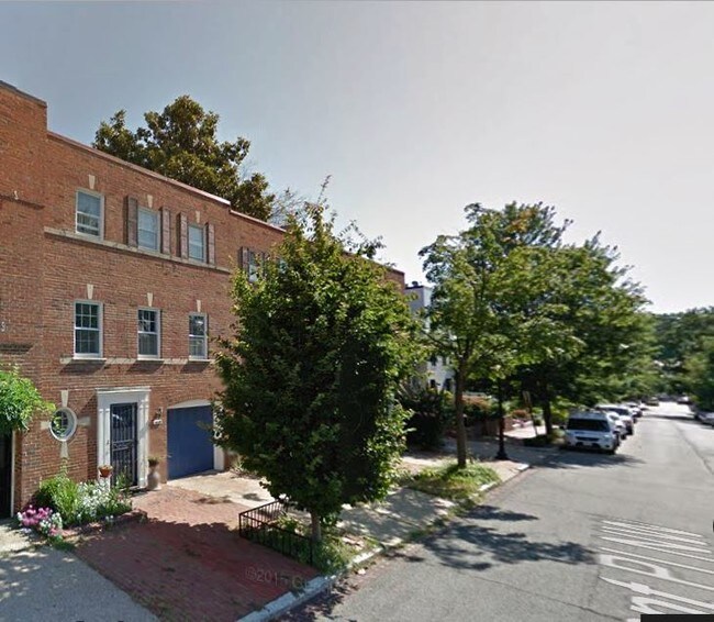 Foto del edificio - 3343 Dent Pl NW
