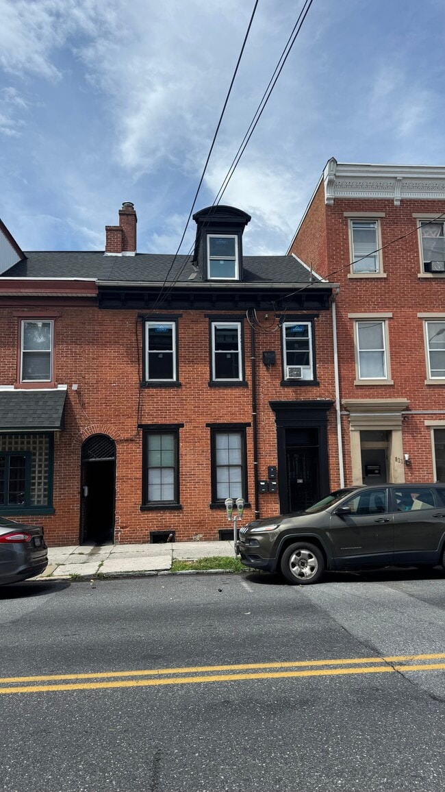 Building Photo - 823 Chestnut St