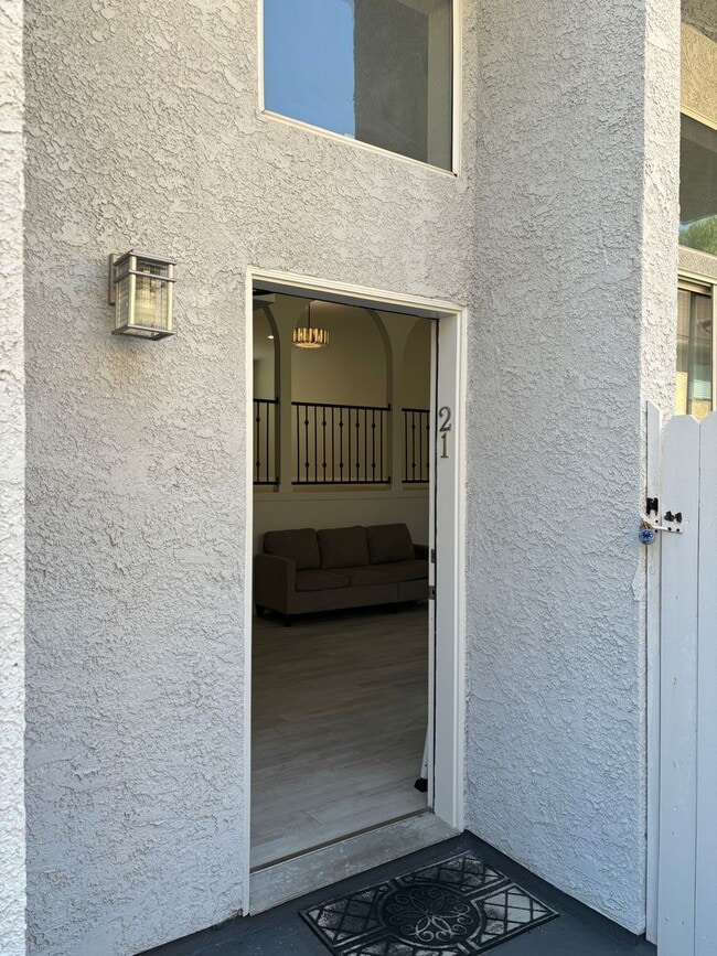 Building Photo - Spacious-Bright 3 Bedroom 2.5 Two story Bathroom Condo