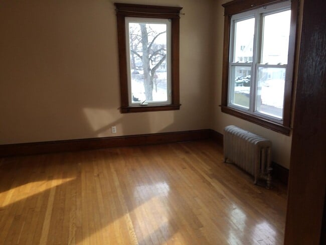 Building Photo - 527 Springfield St