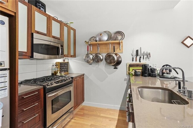 Building Photo - 460 W 236th St