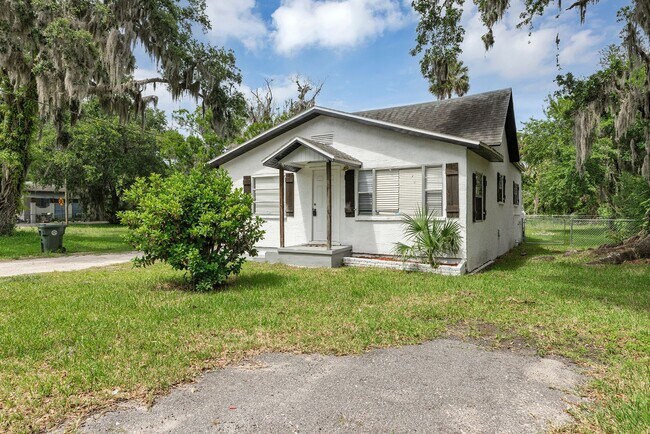 Foto del edificio - Charming Fully Fenced 2-Bedroom Home with Carport, Patio & Modern Upgrades in Daytona Beach