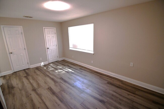 Building Photo - 3-bedroom, 2-bathroom duplex located in th...