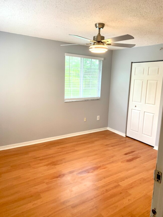 3rd bedroom - 900 Crestwood Ct S Apartment