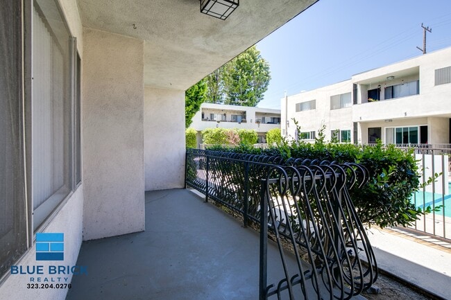 Foto del edificio - 17834 Burbank Blvd