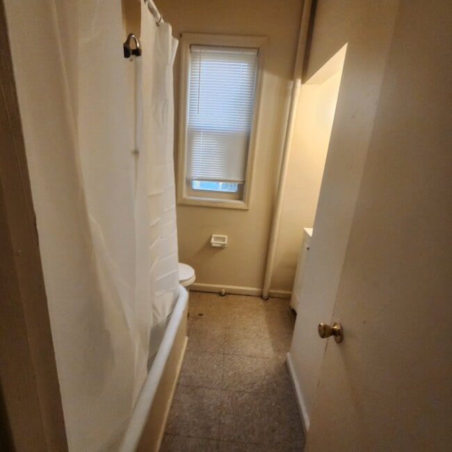 Building Photo - 651 S 13th St