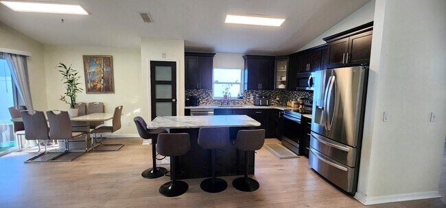 Foto del edificio - 530 Wellesly St