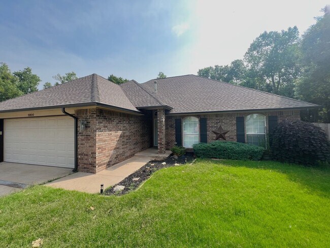 Building Photo - Luxurious Home, Ideal Location!