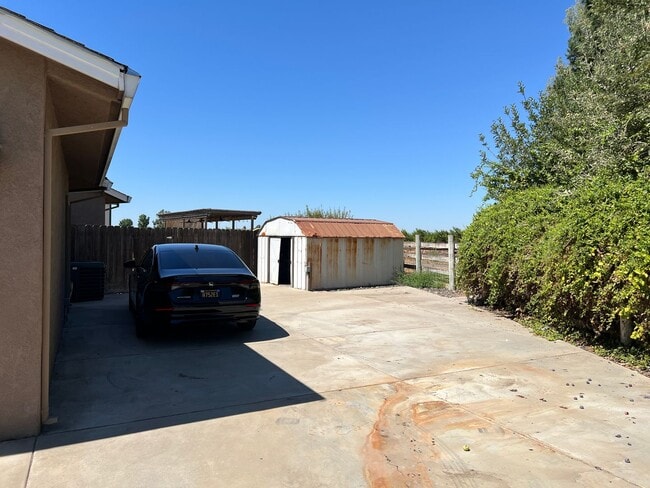 Building Photo - Stunning Country property in Oakdale!