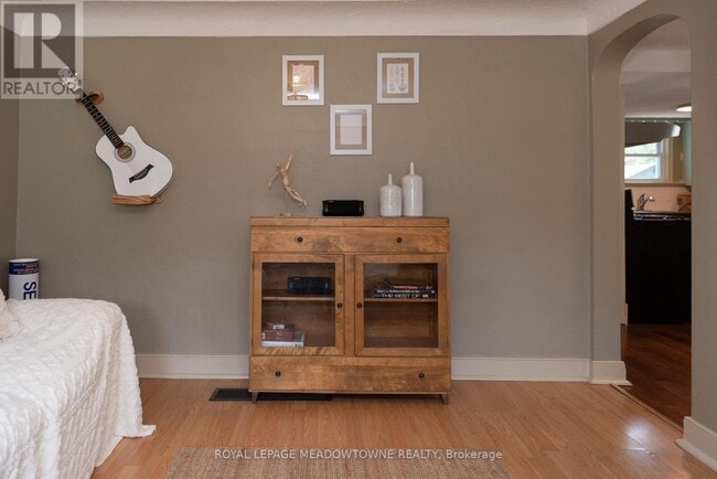 Photo du bâtiment - 5853 McLeod Rd