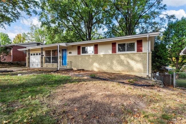 Building Photo - 2437 Pinehurst Dr