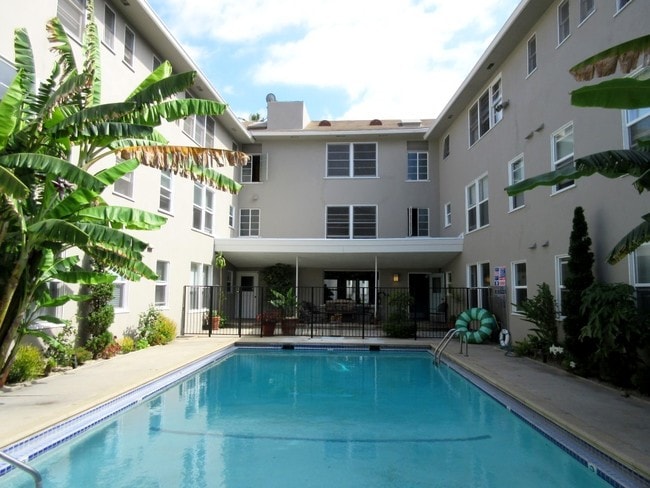 8017 Selma Ave Unit 112 Los Angeles Ca 90046 Apartment For Rent Primary Photo 8017 Selma Ave