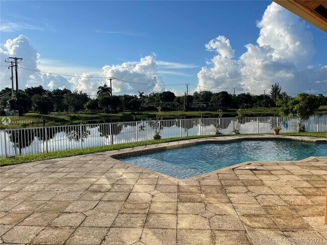 Foto del edificio - 4101 SW 145th Ave