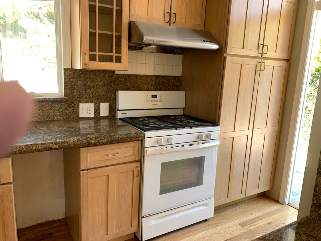 Kitchen - 1020 Las Pulgas Rd