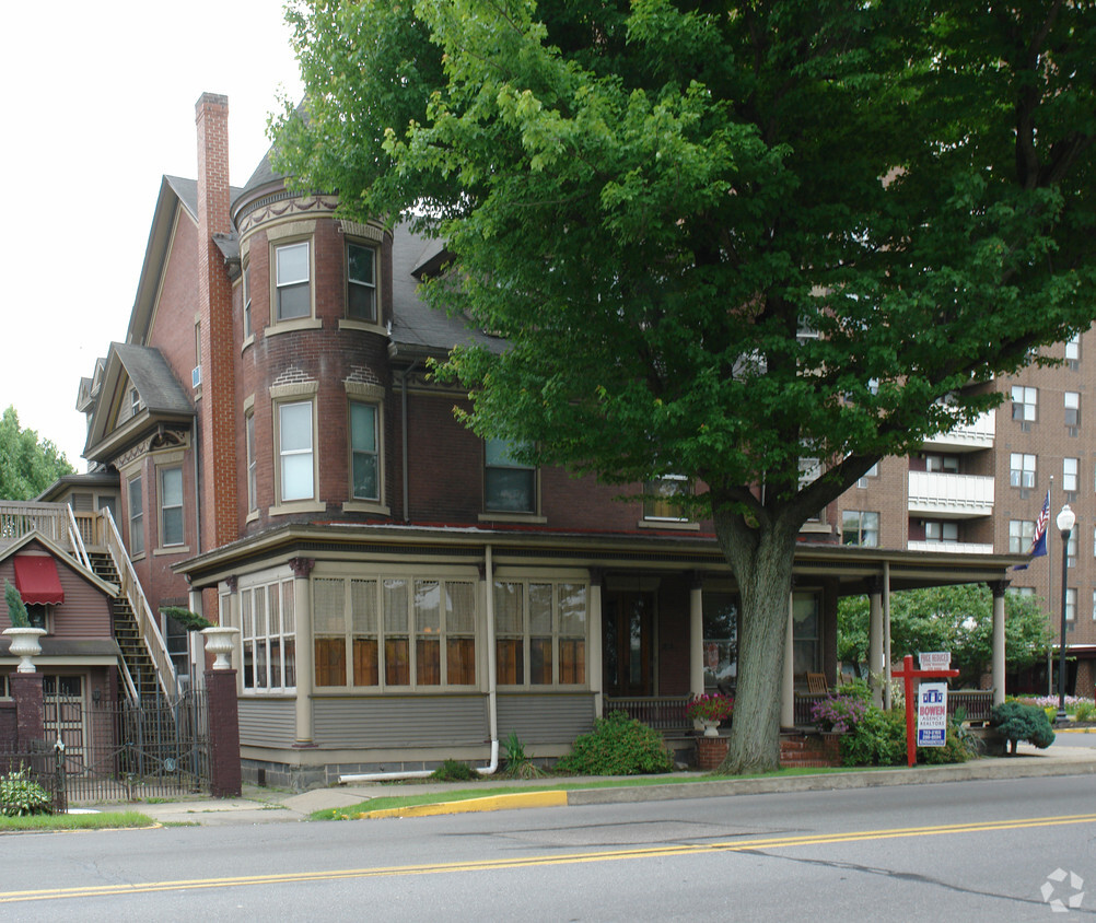 Building Photo - 118-120 S Front St