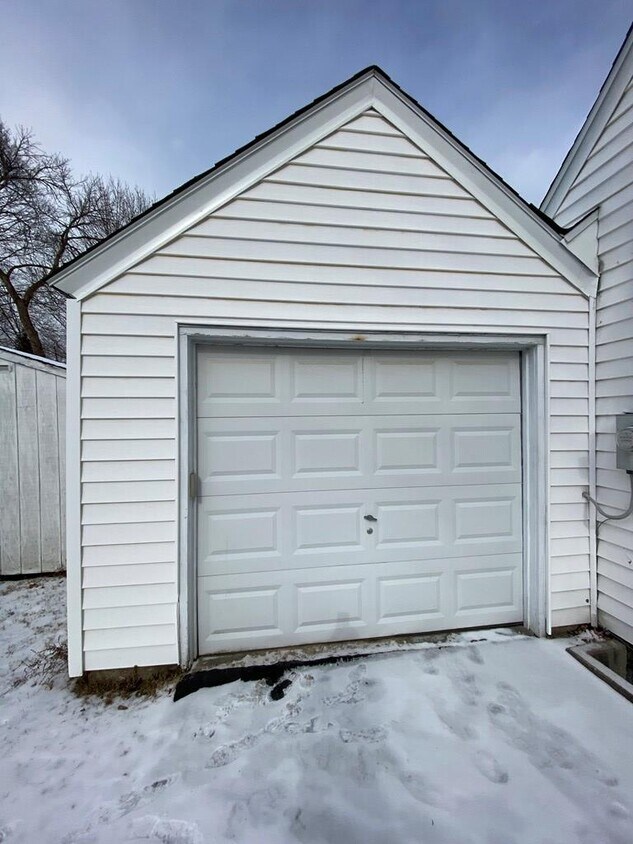 Building Photo - 215 Strathmore Pl