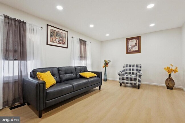 Building Photo - 127 Toledo Ln