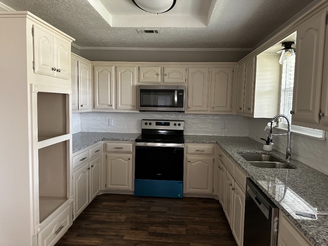 Building Photo - 216 Timberview Dr