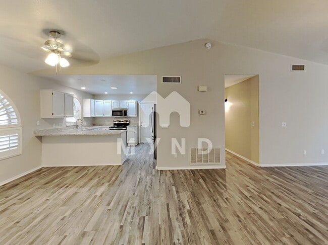 Foto del edificio - 8027 W Laurel Ln