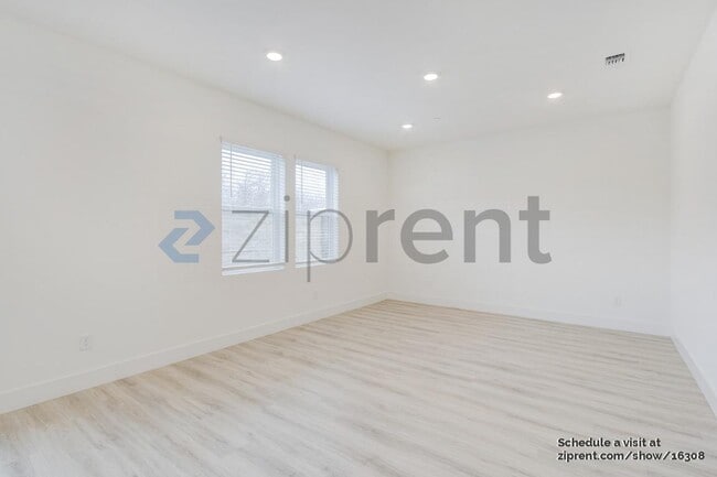 Foto del edificio - 6100 Oak Leaf Pl