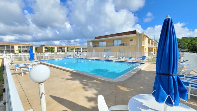 Building Photo - Best 55+ Complex in Merritt Island 3/2 ope...