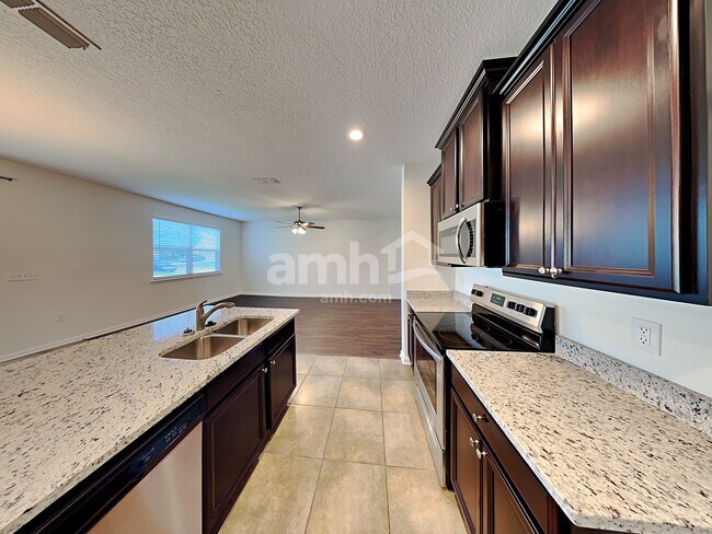 Foto del edificio - 2433 Adams Lake Boulevard