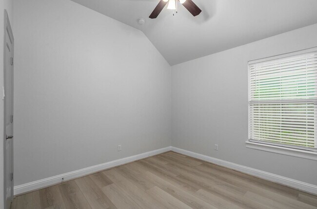 Building Photo - 203 Maple Ln