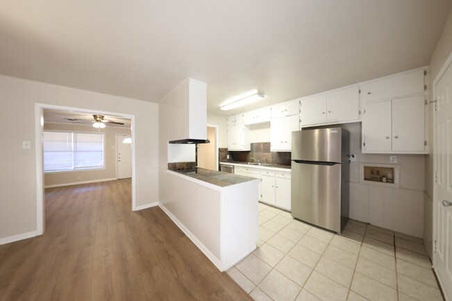Building Photo - 3221 Lawnwood Dr