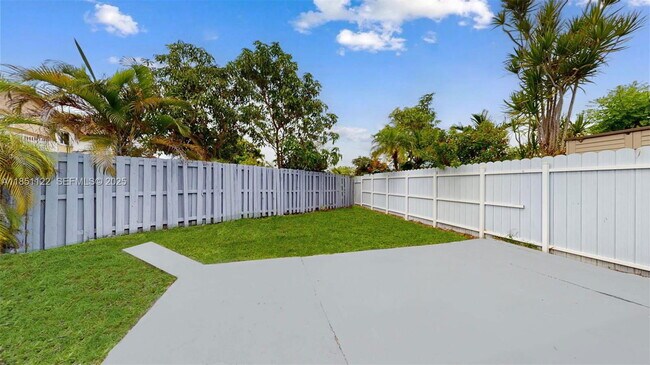 Foto del edificio - 917 SW 135th Ct