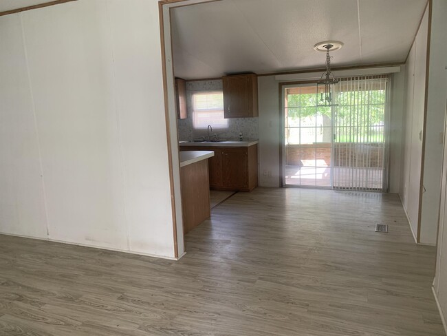 Building Photo - 304 Holiday Dr