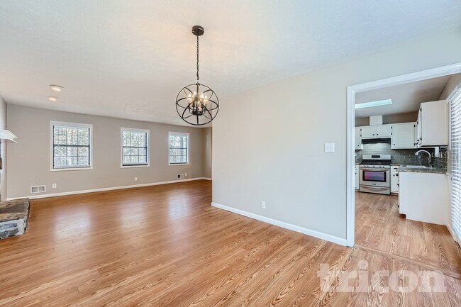 Foto del edificio - 438 Russell Rd