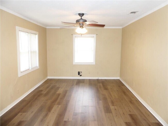 Building Photo - 712 Belmont Dr