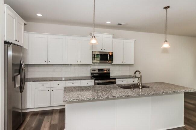 Building Photo - 6215 Woodland Cir, Charlotte, NC
