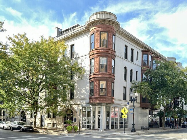 Building Photo - 605 W Surf St