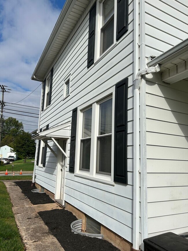 Foto del edificio - 3 Bedroom, 1.5 bathroom Home with 2-Car Garage!!