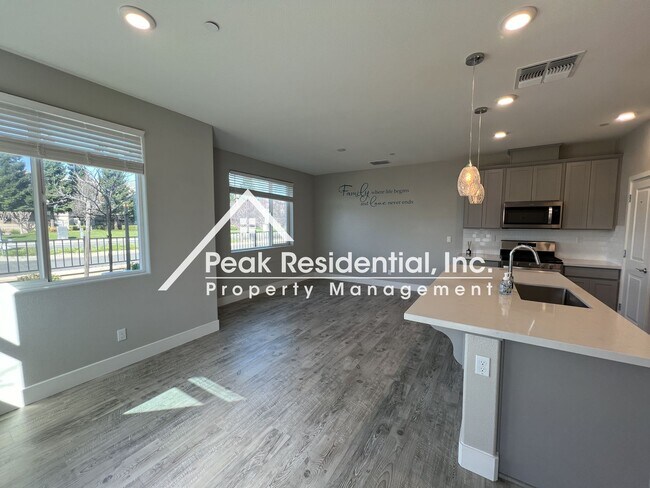 Building Photo - Wonderful 3bd/2.5ba North Natomas Townhouse