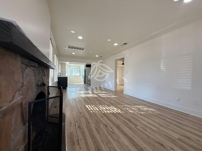 Building Photo - 1695 E Indianola Ave