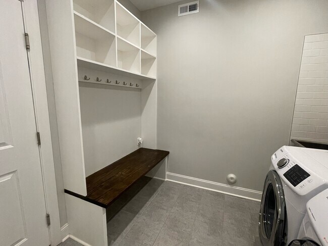 Foto del edificio - 1241 Whispering Springs Ct