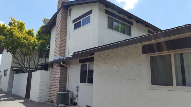 Building Photo - 1960 Harris Ave