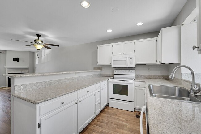 Building Photo - $2,195.00 - 2 Bed, 1.5 Bath, Townhome in L...