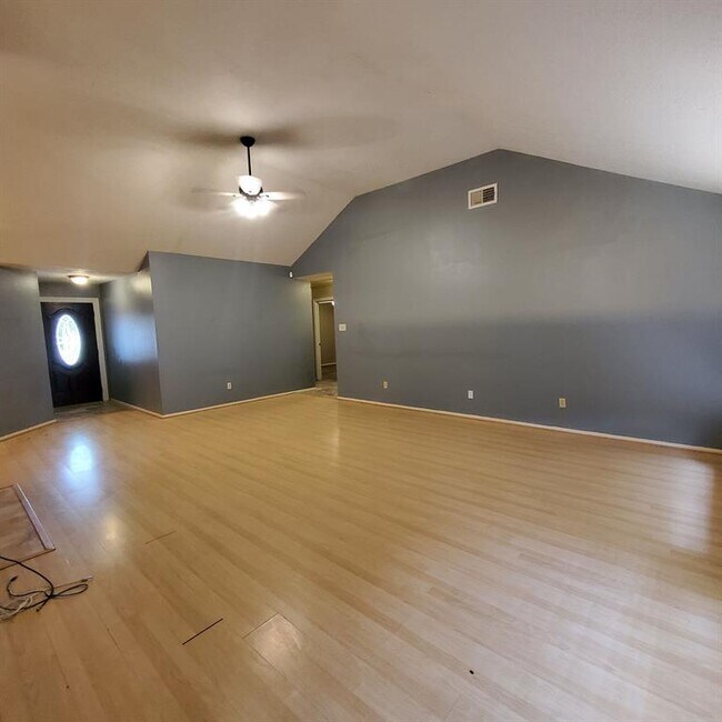 Building Photo - 2519 Chestnut Cir