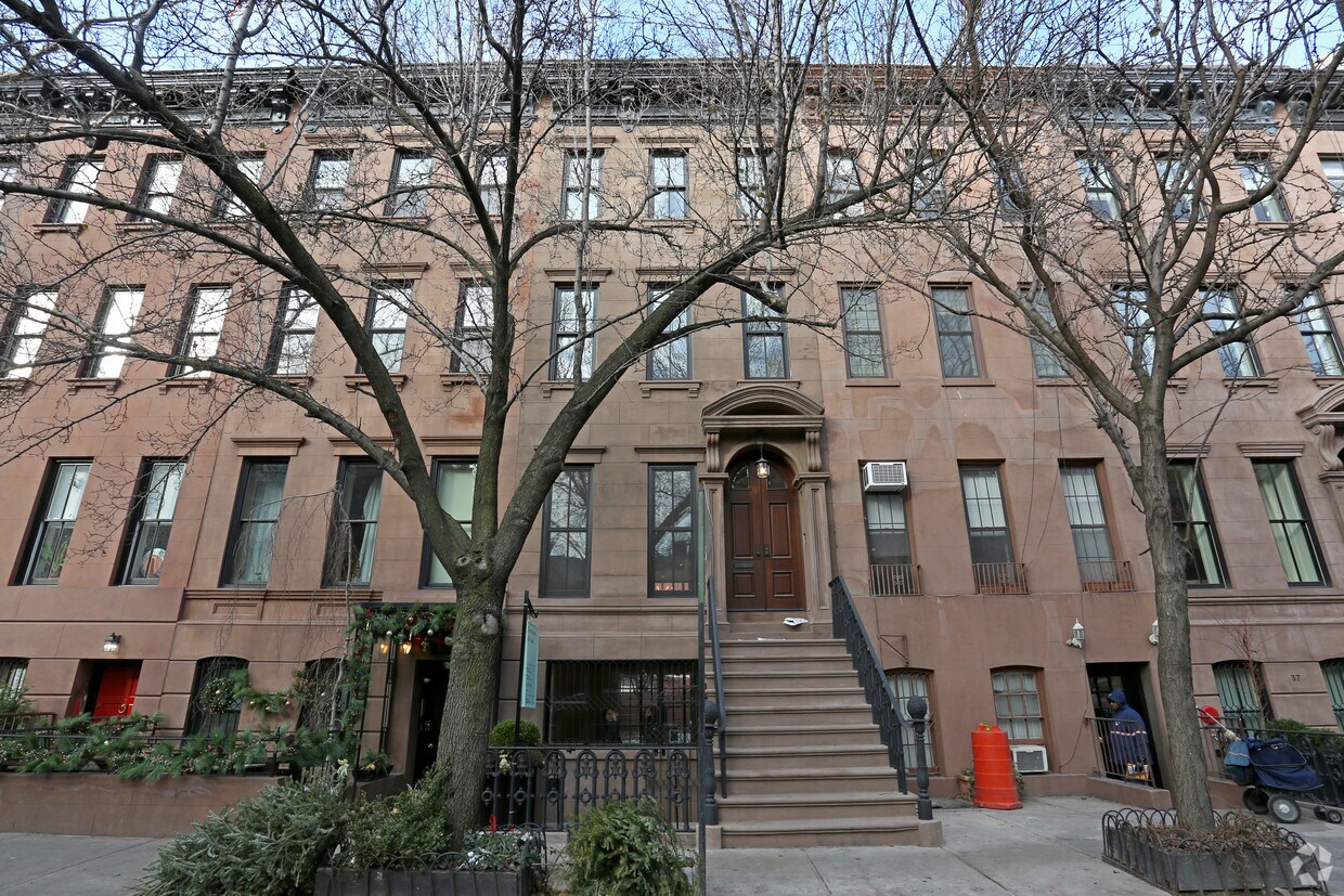 Building Photo - 41 Charles St