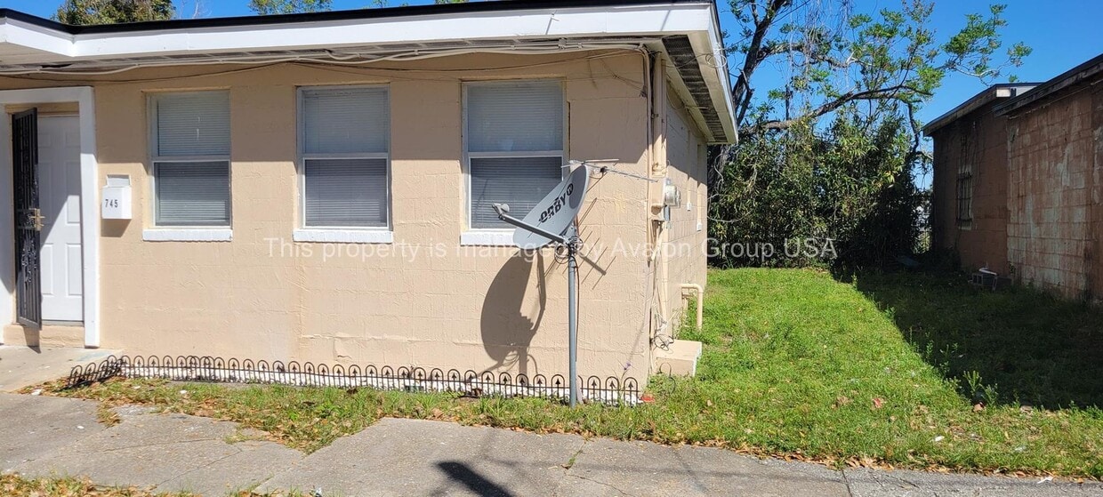 Primary Photo - 745 Pippin St