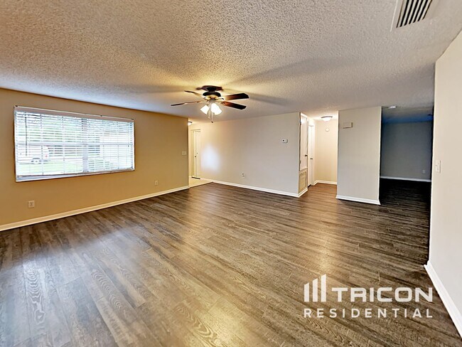 Building Photo - 1203 Seffner Valrico Rd