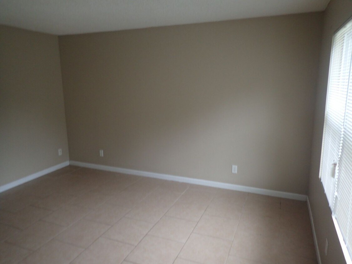 Building Photo - Nice Townhome Located in Adel